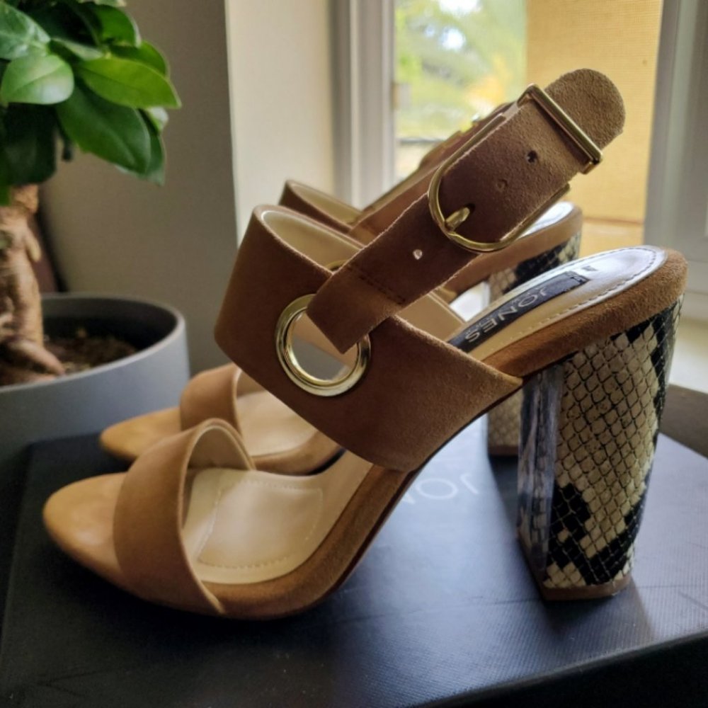 JONES NEW YORK Jayla Sandal in Camel Suede